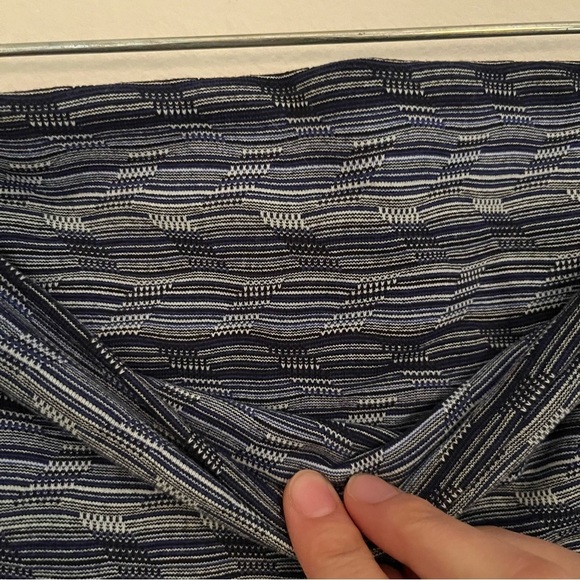 Lululemon athletica blue pattern slightly cropped yoga pants in size 8 - Picture 4 of 8